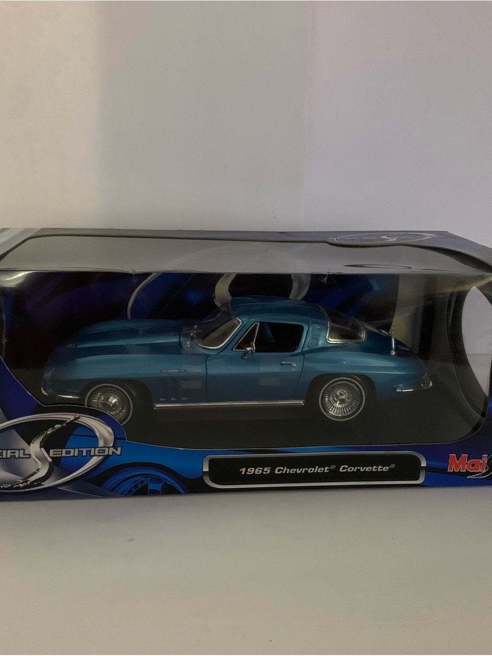 Maisto 1965 Chevrolet Corvette Blue Die-Cast Model Car